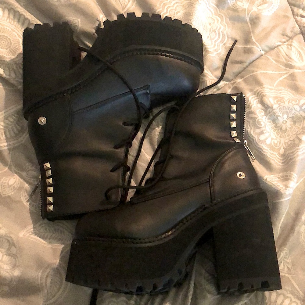Demonia Assault-101 Barely Worn